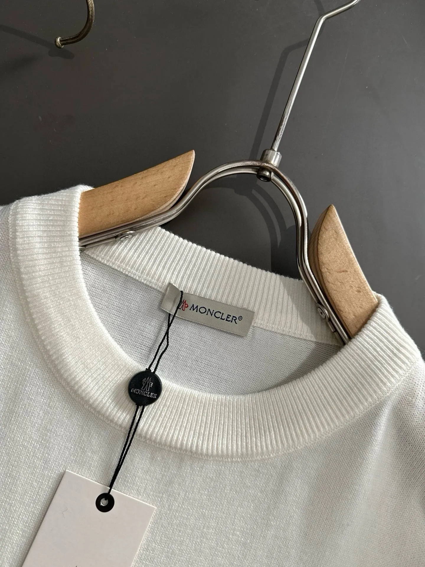 P110，〖 𝐌𝐎𝐍𝐂𝐋𝐄𝐑~ 〗💥 New Arrival ～ Classic 。 ， ， ， ， ， 。 ， Versatile Hot Sale✨✨ ！ ！ ：Black White Size：M L XL XXL 3XL( 200 )